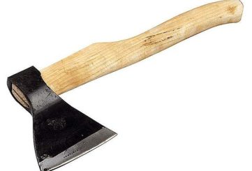 Топор с деревянной ручкой