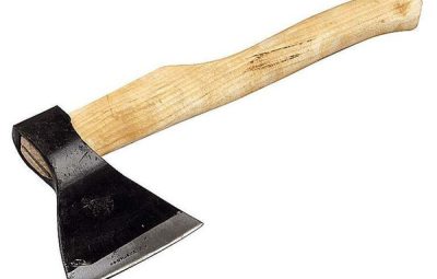 Топор с деревянной ручкой