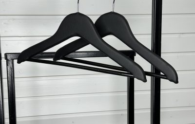 Вешалка-плечики с кожаной обивкой детская