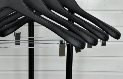 Вешалка-плечики деревянная с обивкой из искусственной кожи с прищепками для брюк